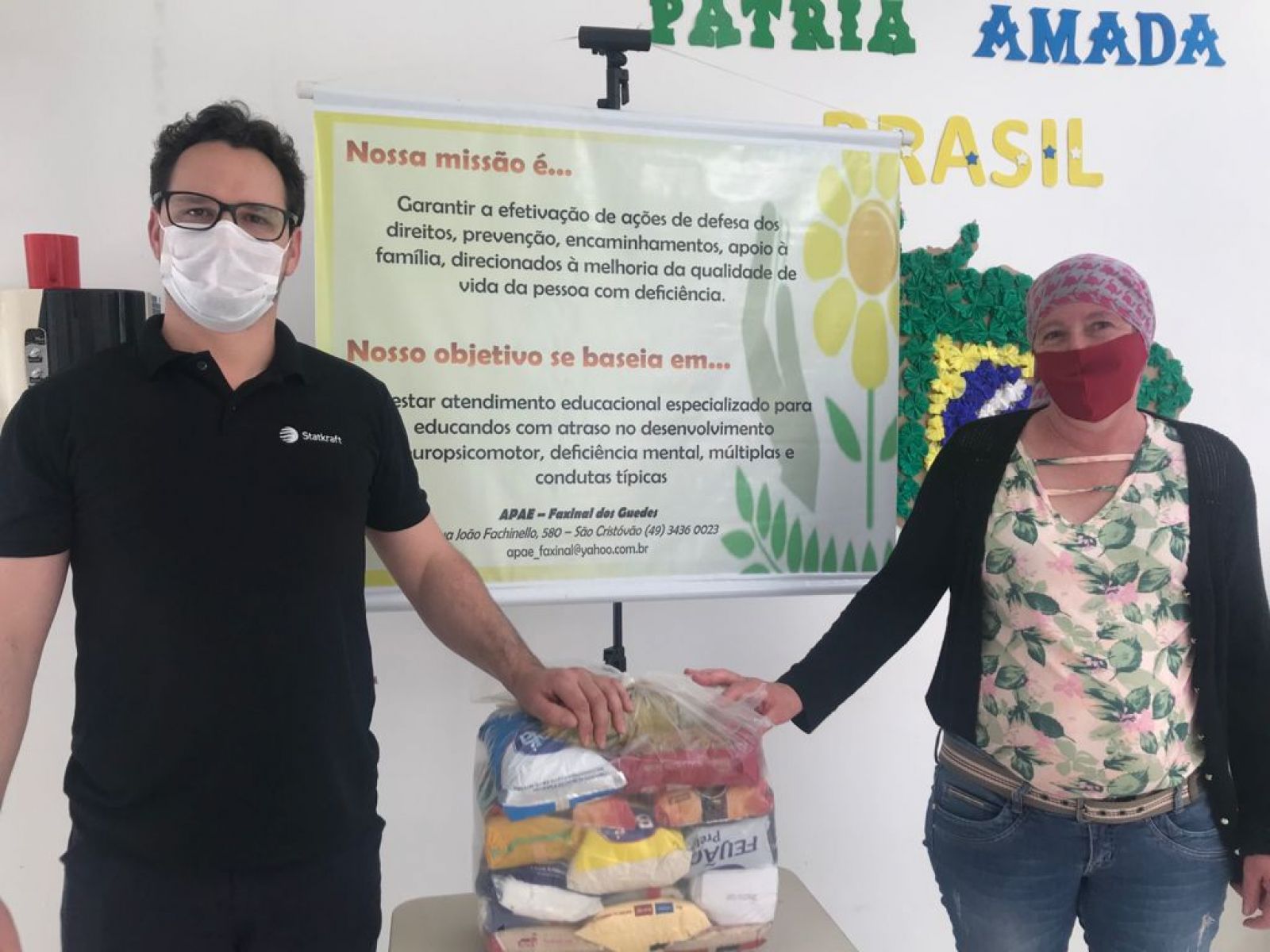 Sesc-SC - Mesa Brasil Sesc recebe doação financeira da empresa Statkraft  para compra de 150 cestas básicas