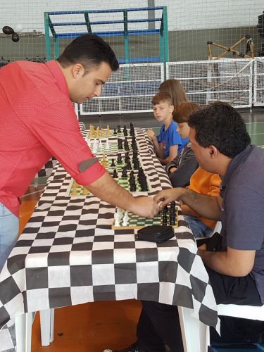 Jonathan : Instrutor com mais de 7 anos de experiência, dá aulas  particulares de Xadrez em Brasília.