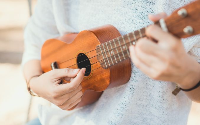 Aulas de violão e de ukulele: Como é bom aprender a tocar um